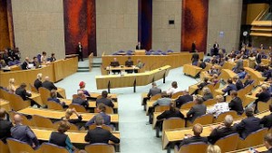 Aanbieding_koffertje_Tweede_Kamer_Prinsjesdag_2015_07